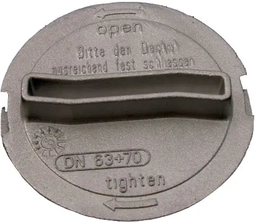 Revisionsdeckel von Wolf in runder Form mit Öffnungsanweisung und Drehverschluss, gefertigt aus robustem Material, zur Abdeckung von Zugangspunkten in Rohrsystemen.
